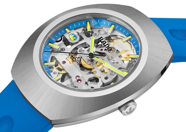 Rado DiaStar Original Skeleton Limited Edition, Ref. R12169209, blaue Uhr, schräg vor weiße Hintergrund