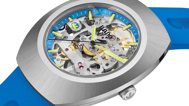Rado DiaStar Original Skeleton Limited Edition, Ref. R12169209, blaue Uhr, schräg vor weiße Hintergrund