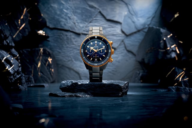 Rado Captain Cook High-Tech Ceramic Chronograph, Ref. R32195202, Uhr vor dunklem Hintergrund