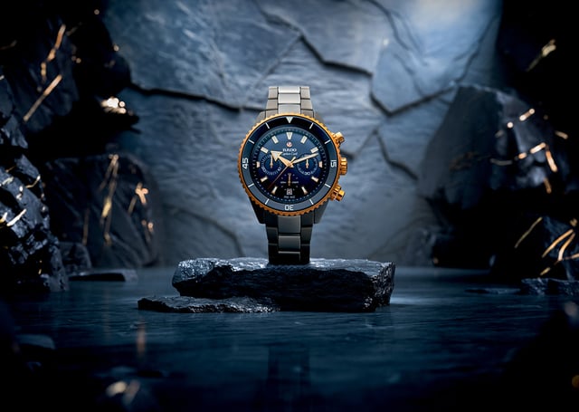 Rado Captain Cook High-Tech Ceramic Chronograph, Ref. R32195202, Uhr vor dunklem Hintergrund