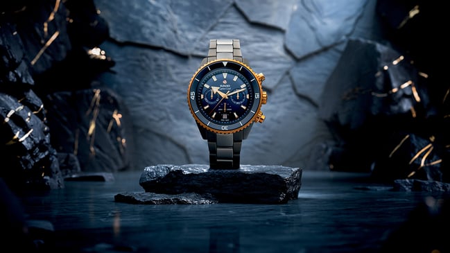 Rado Captain Cook High-Tech Ceramic Chronograph, Ref. R32195202, Uhr vor dunklem Hintergrund
