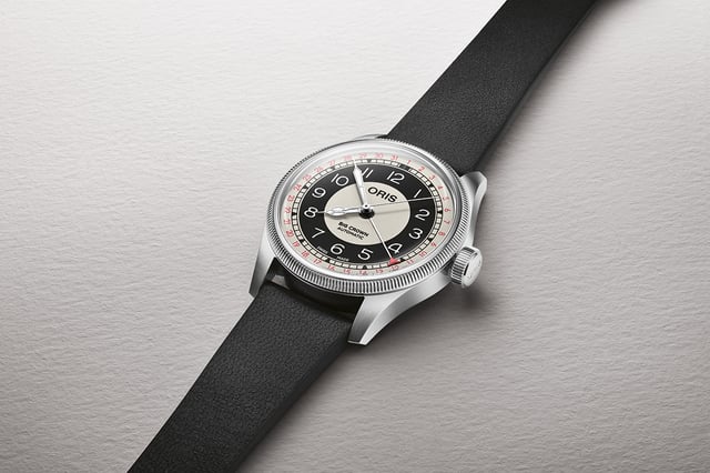 Oris Big Crown Pointer Date “Bullseye”, Uhr auf grauem Hintergrund liegend