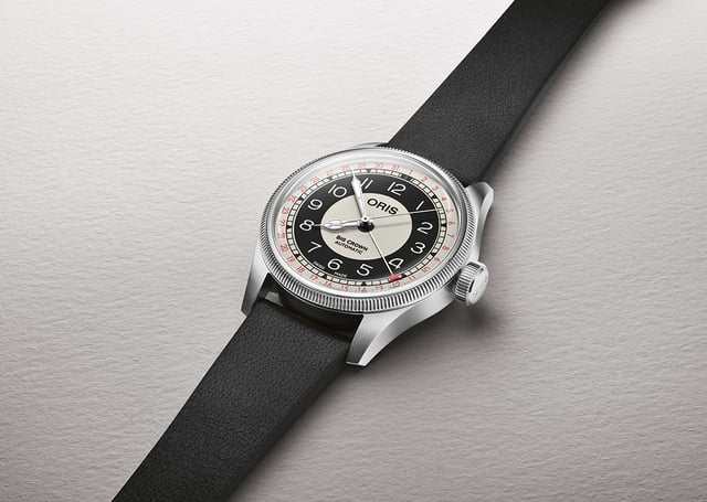 Oris Big Crown Pointer Date “Bullseye”, Uhr auf grauem Hintergrund liegend