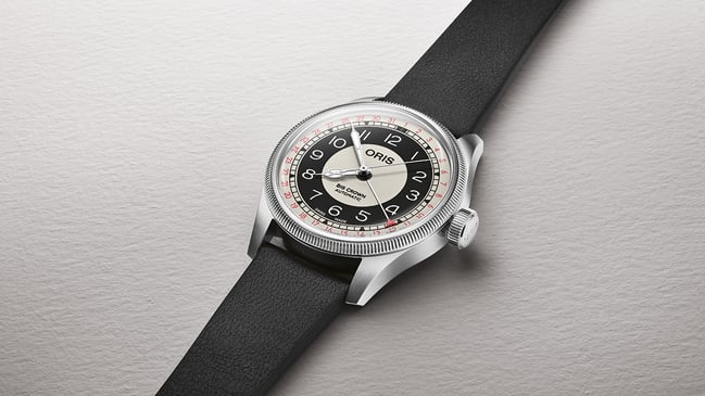 Oris Big Crown Pointer Date “Bullseye”, Uhr auf grauem Hintergrund liegend