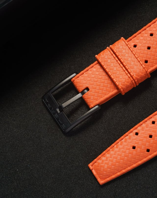 Sherpa Watches: schwarz DLC-beschichtete Dornschließe mit Mikroverstellung an orangefarbenem Tropic-Band