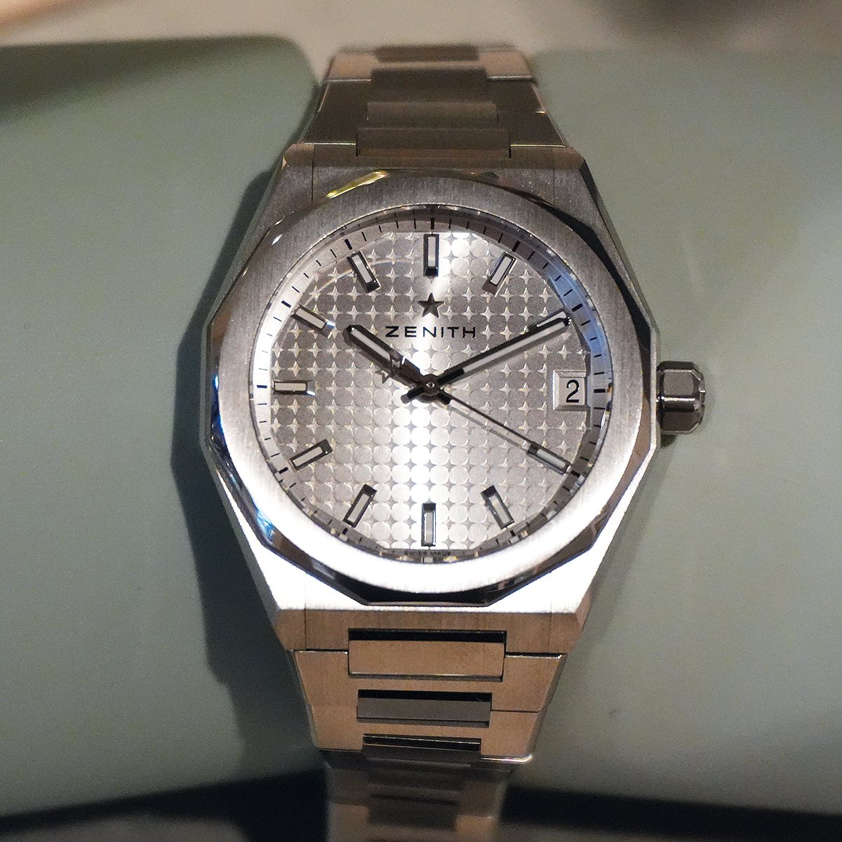 Hands-on: Zenith Defy Skyline 36, Funktionen: Zentrale Stunden und Minuten, Zentraler Sekundenzeiger, Datumsanzeige bei 3 Uhr