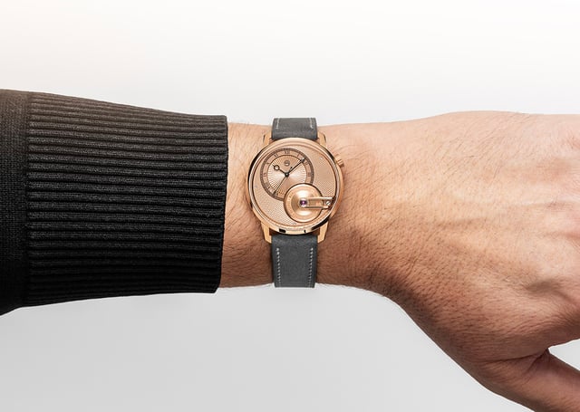 Armin Strom Tribute³ Au750: Wristshot, Uhr am Handgelenk
