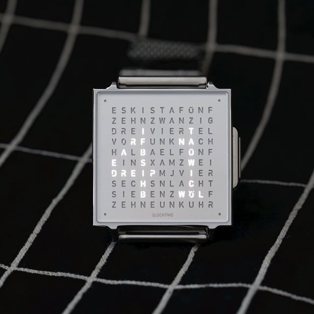 Qlocktwo-W-Wristshot-Sekunden
