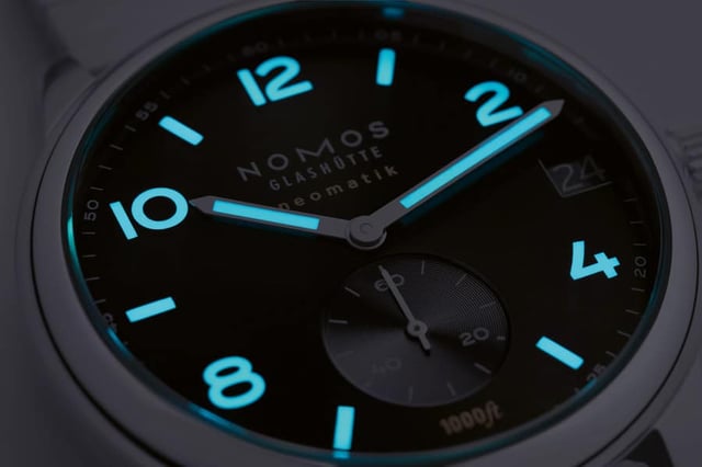 Leuchtstark: Die Elemente der Zeitanzeige der Nomos Club Sport Neomatik 42 leuchten bei Dunkelheit in herrlichem Blau. Dazu ist besonders viel Superluminova auf dem Zifferblatt aufgebracht.