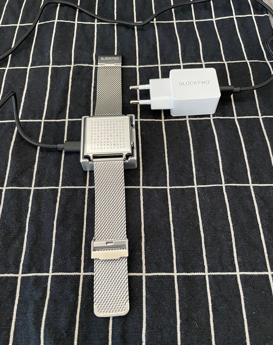 Qlocktwo-W-Wristshot-Charger.jpg