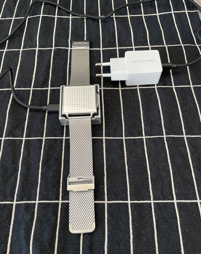 Qlocktwo-W-Wristshot-Charger.jpg