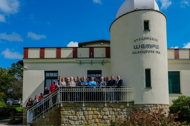 Die WatchTime Reisegruppe 2026 vor der Sternwarte in Glashütte