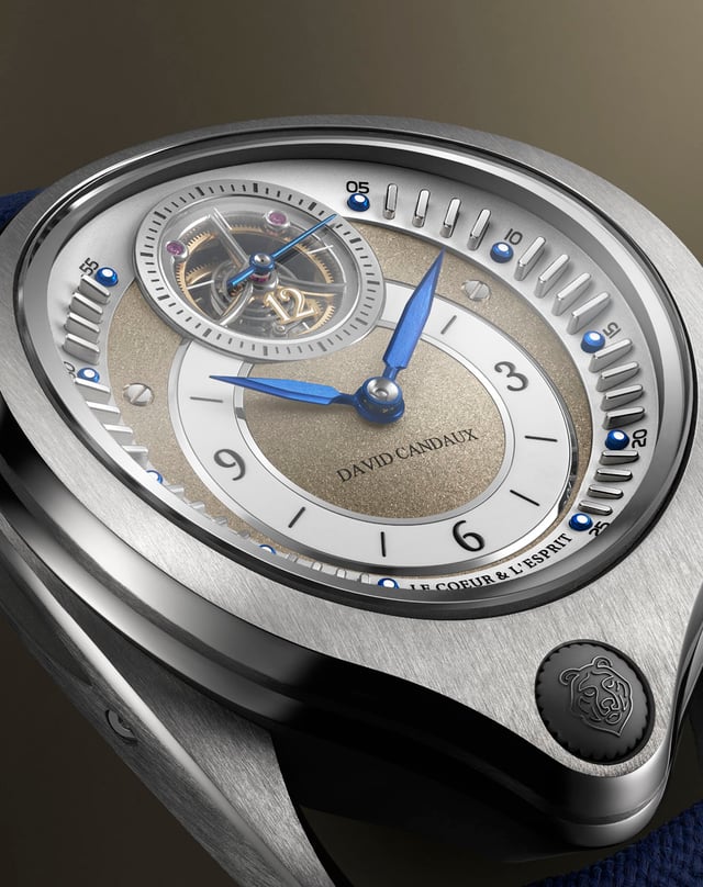 Hinter dem Glasboden der DC12 MaveriK arbeitet das Handaufzugskaliber C30.