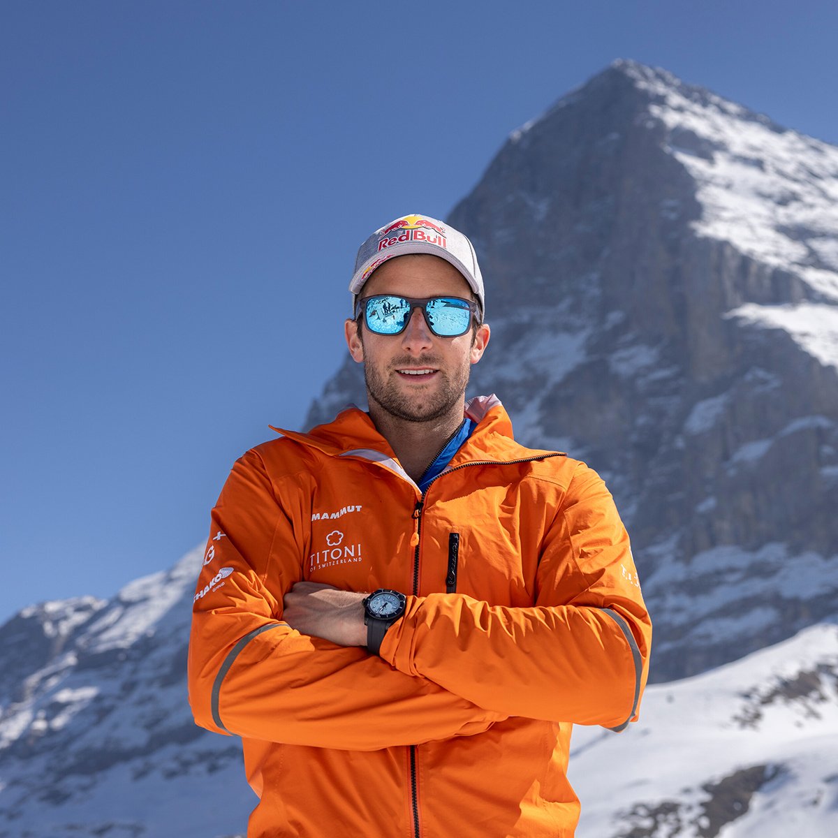 Portraitfoto des Schweizer Speedclimbers Nicolas Hojac, Berg im Hintergrund