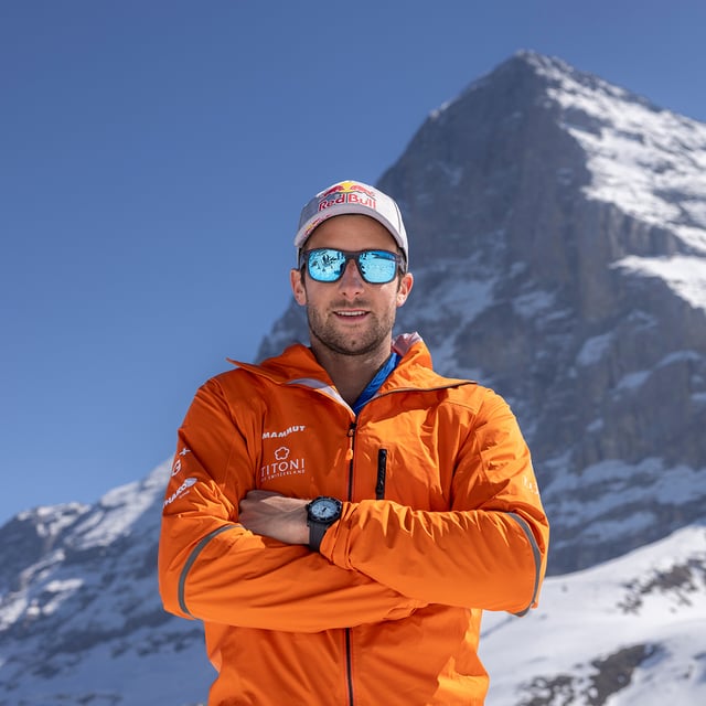 Portraitfoto des Schweizer Speedclimbers Nicolas Hojac, Berg im Hintergrund