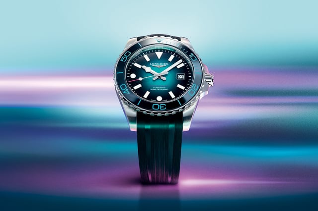 Longines HydroConquest Commonwealth Games Edition Glasgow 2026, Ref. L3.788.4.09.9, Uhr vor buntem Hintergrund