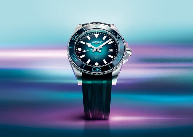 Longines HydroConquest Commonwealth Games Edition Glasgow 2026, Ref. L3.788.4.09.9, Uhr vor buntem Hintergrund