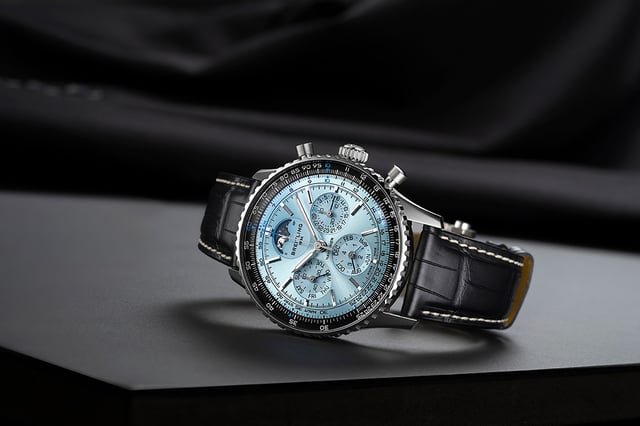 Breitling Navitimer B19 Perpetual Calendar Chronograph, liegend