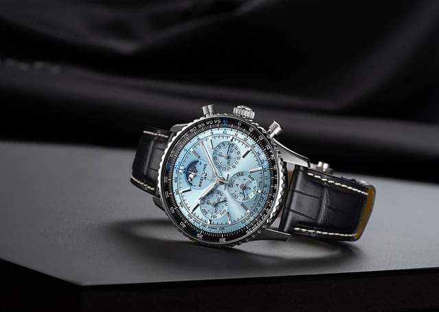 Breitling Navitimer B19 Perpetual Calendar Chronograph, liegend
