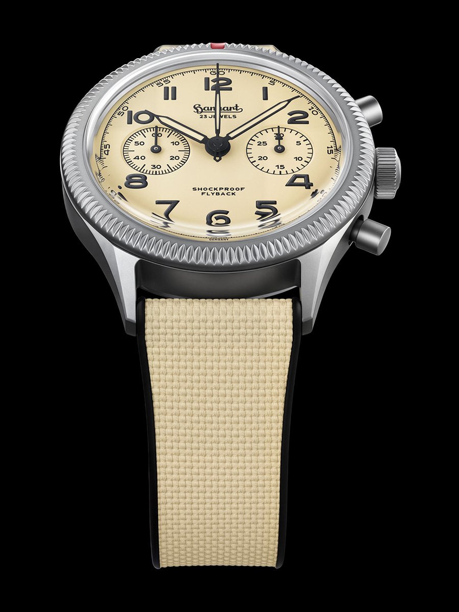 Hanhart 417 TI Desert Pilot Limited Edition, Uhr vor schwarzem Hintergrund