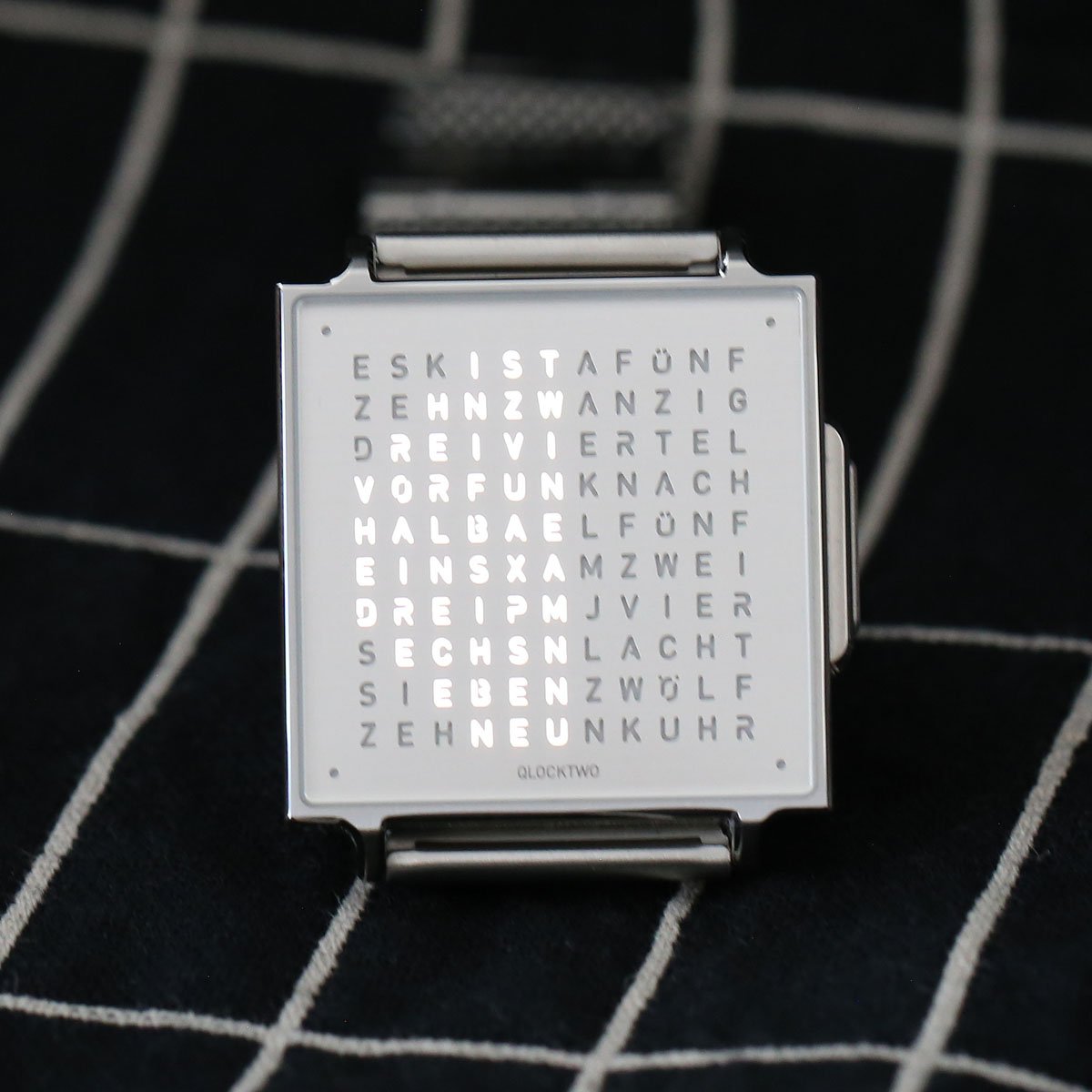 Qlocktwo-W-Wristshot-Mondphase