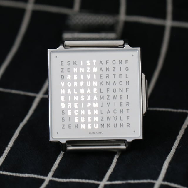 Qlocktwo-W-Wristshot-Mondphase