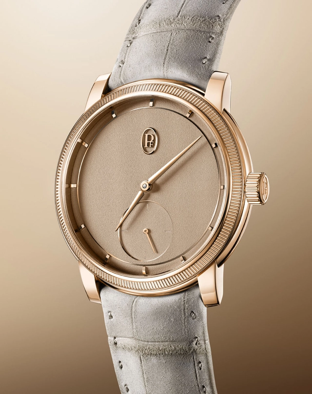 Parmigiani Toric Petite Seconde Roségold Dune vor champagnerfarbenem Hintergrund