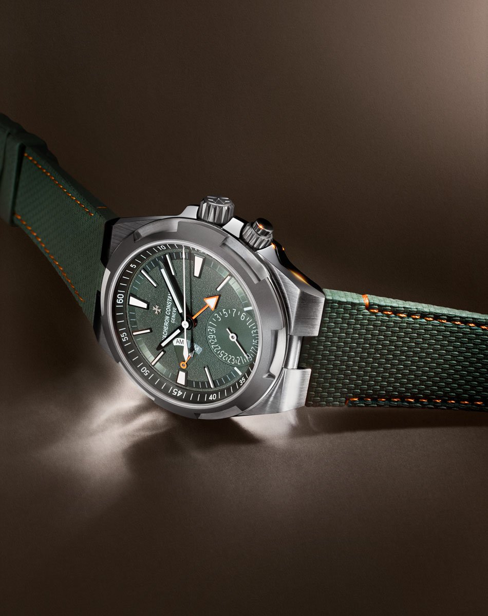Vacheron Constantin: Overseas Dual Time Cardinal Points mit grünem Zifferblatt liegend