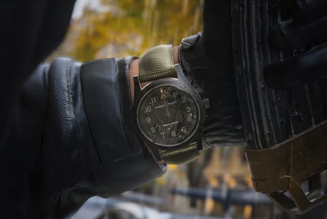 die neue Hamilton Khaki Field Hamilton Khaki Field Mechanical 38 mm „Call of Duty“ am Handgelenk