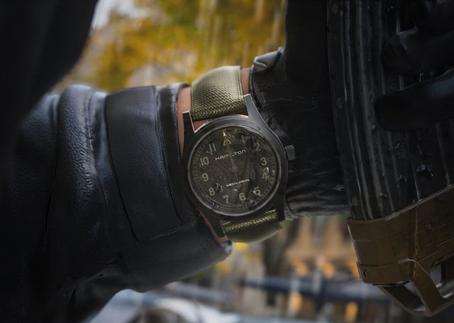die neue Hamilton Khaki Field Hamilton Khaki Field Mechanical 38 mm „Call of Duty“ am Handgelenk