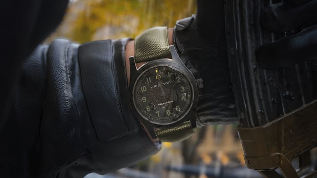 die neue Hamilton Khaki Field Hamilton Khaki Field Mechanical 38 mm „Call of Duty“ am Handgelenk
