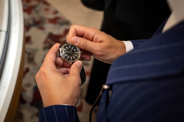 Jaeger-LeCoultre Uhr in der Hand