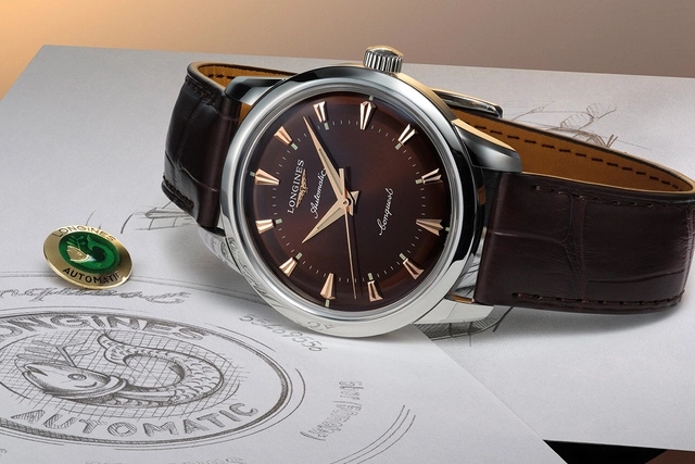 Longines Conquest Heritage Braun, Uhr liegend mit braunem Zifferblatt und braunem Lederband