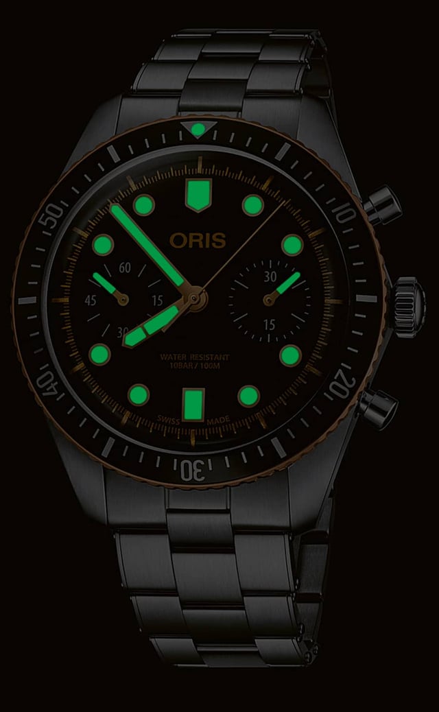 Gute Sicht: Die Leuchtmasse 'Old Radium' der Oris Divers Sixty-Five Chronograph verstärkt den Retro-Charakter der Uhr und sorgt für gute Ablesbarkeit.