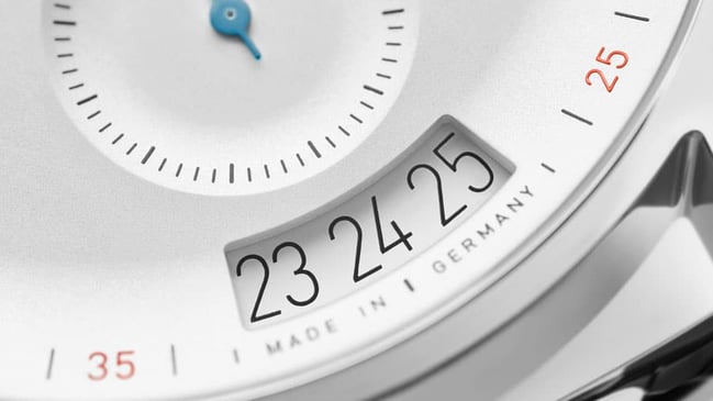 Nomos Glashütte: automatisches Manufakturkaliber DUW 6101 mit dem lang gestreckten Datumsfenster