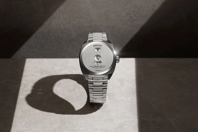 Bremont Terra Nova Jumping Hour 38 mm Stahl mit Stahlband