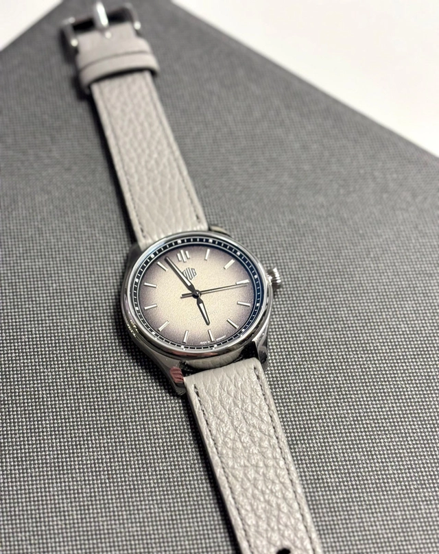 DUG: Purist in Granitgrau mit grauem Lederband