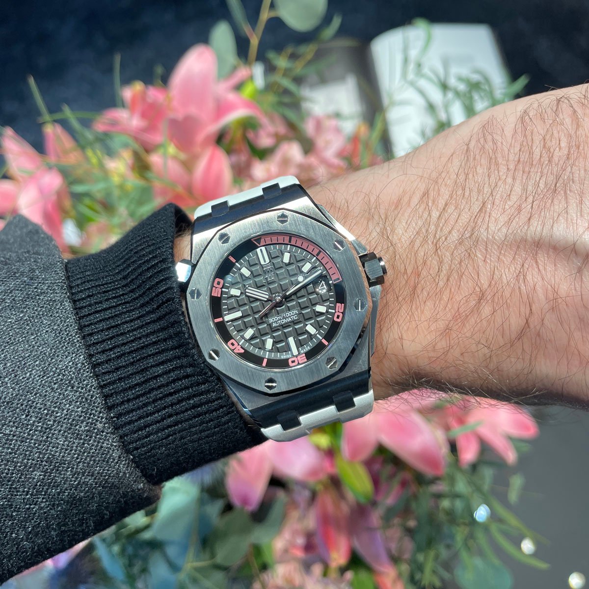Audemars Piguet: Royal Oak Offshore Diver mit pinken Akzenten und weißem Band Wristshot