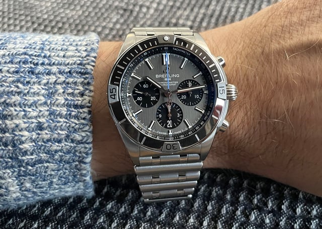 Breitling Chronomat B01 42 Titan liegend