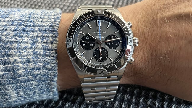 Breitling Chronomat B01 42 Titan liegend