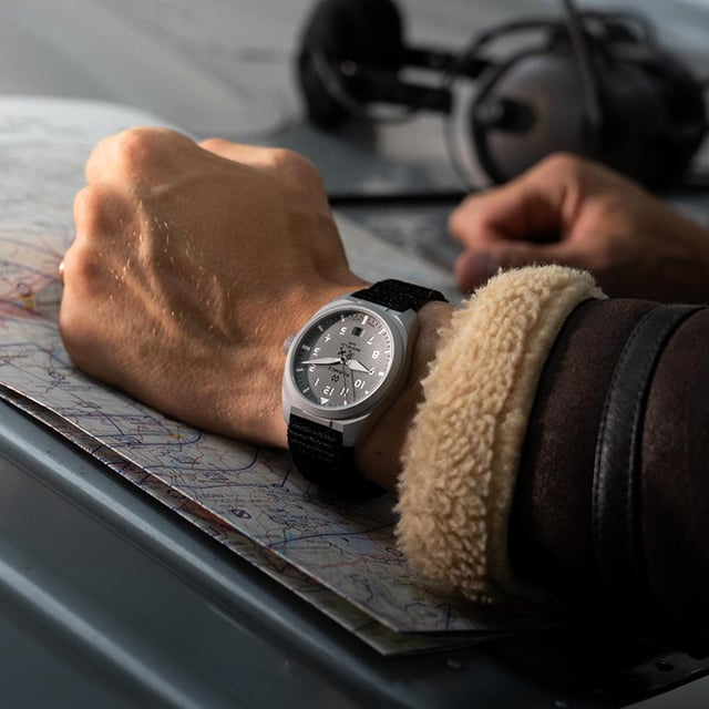 Formex AirField Tarmac Grey: Wristshot, Uhr am Handgelenk