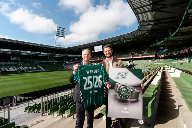 Jörg Delecate von Tutima und Jan Plegt von Werder Bremen im Weserstadion