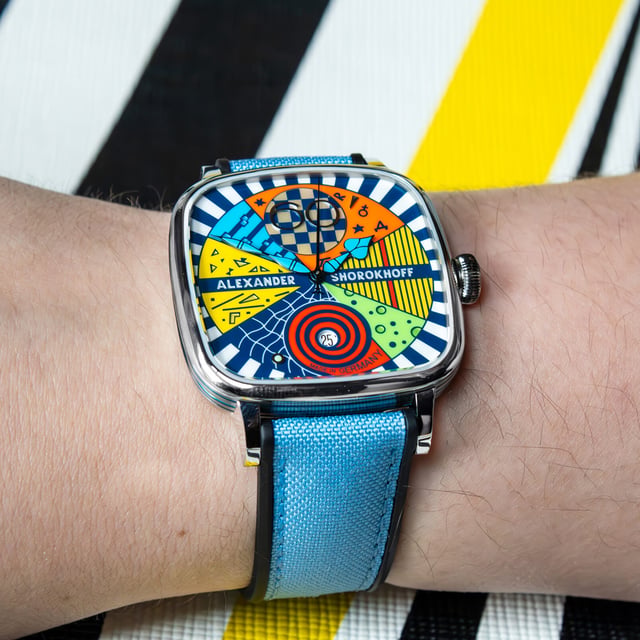 Alexander Shorokhoff Kandy Avantgarde Blue am Handgelenk