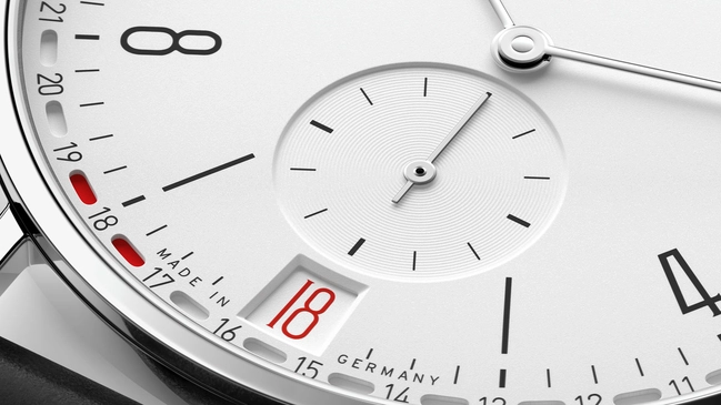 Nomos Glashütte: Tangente 2date mit doppelter Datumsanzeige in Rot