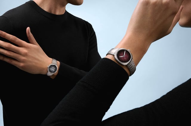 Die beiden Versionen der H. Moser & Cie. Streamliner Mini am Handgelenk