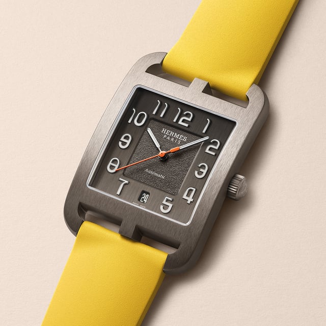 Hermès Cape Cod mit Titangehäuse, Uhr mit gelbem Band