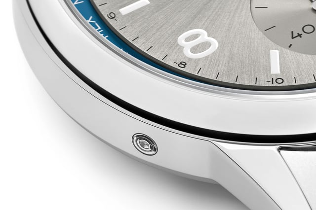 Nomos Glashütte Club Sport neomatik Weltzeit silber: versenkter Drücker bei 8 Uhr