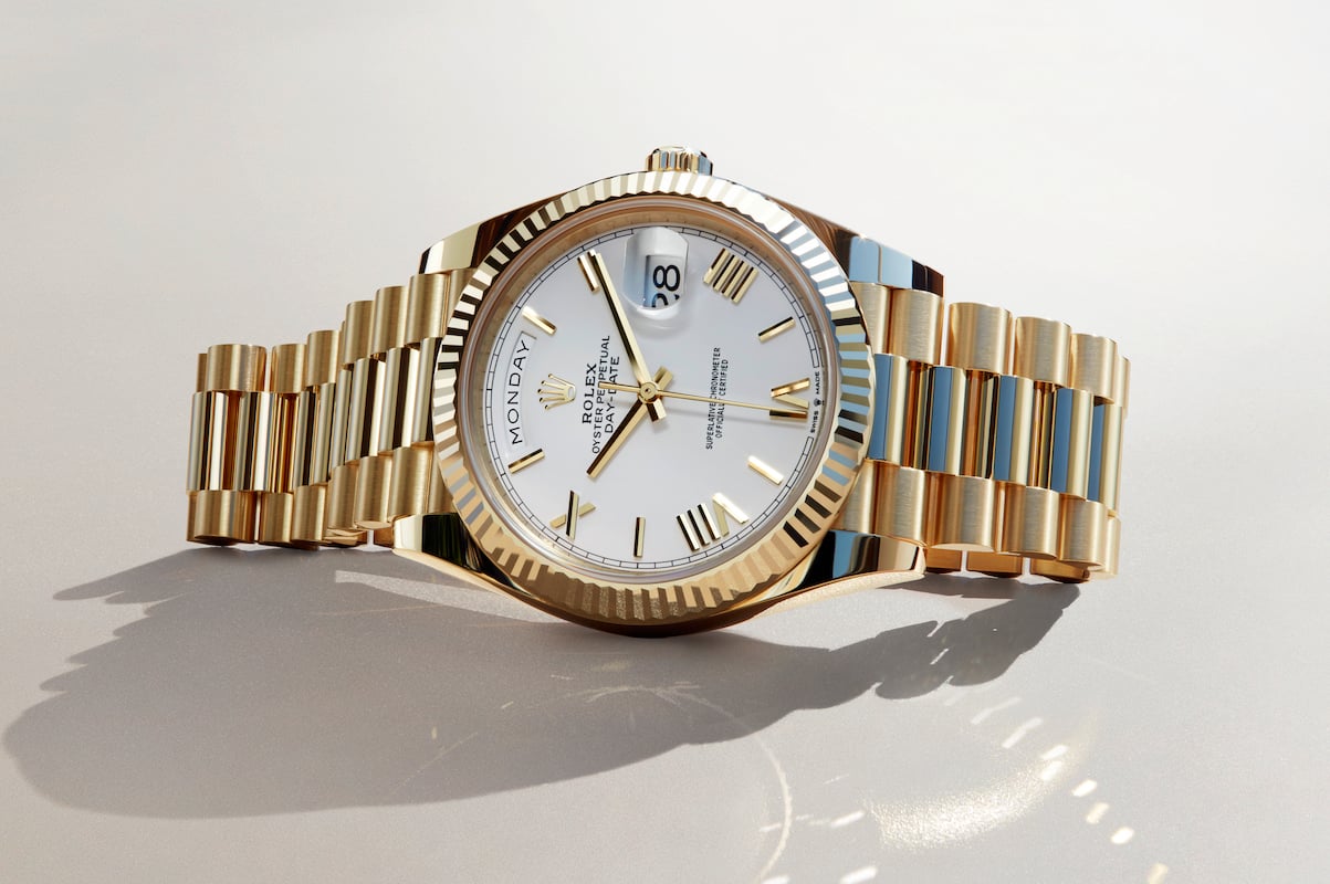 Seitenansicht einer liegenden Rolex Oyster Perpetual