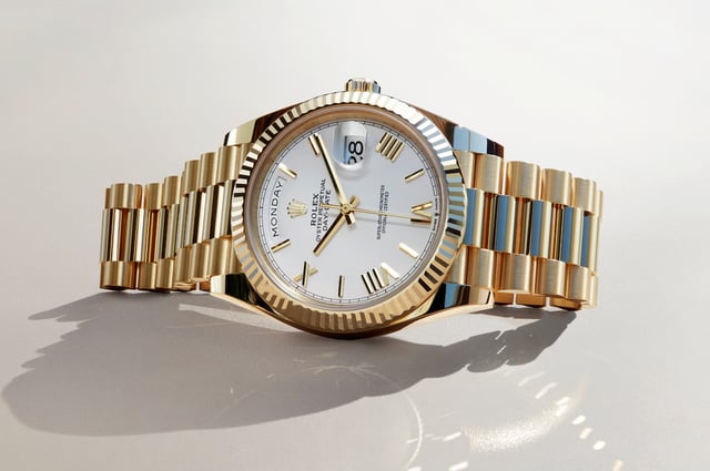 Seitenansicht einer liegenden Rolex Oyster Perpetual