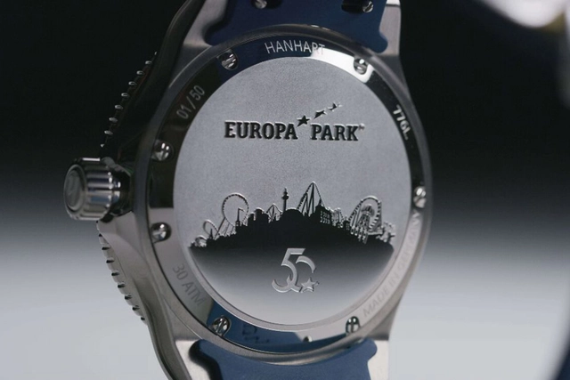 Hanhart x Europa-Park, Flying Stars, Uhr Gehaueseboden mit Gravur des Europa-Parks